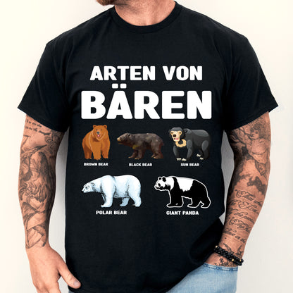 Mann trägt ein T-Shirt mit Bärenmotiv und Waldthema.