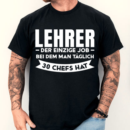 Design eines Lehrer-Shirts mit dem Text "der einzige Job, bei dem man täglich 30 Chefs hat", getragen von einem Mann.