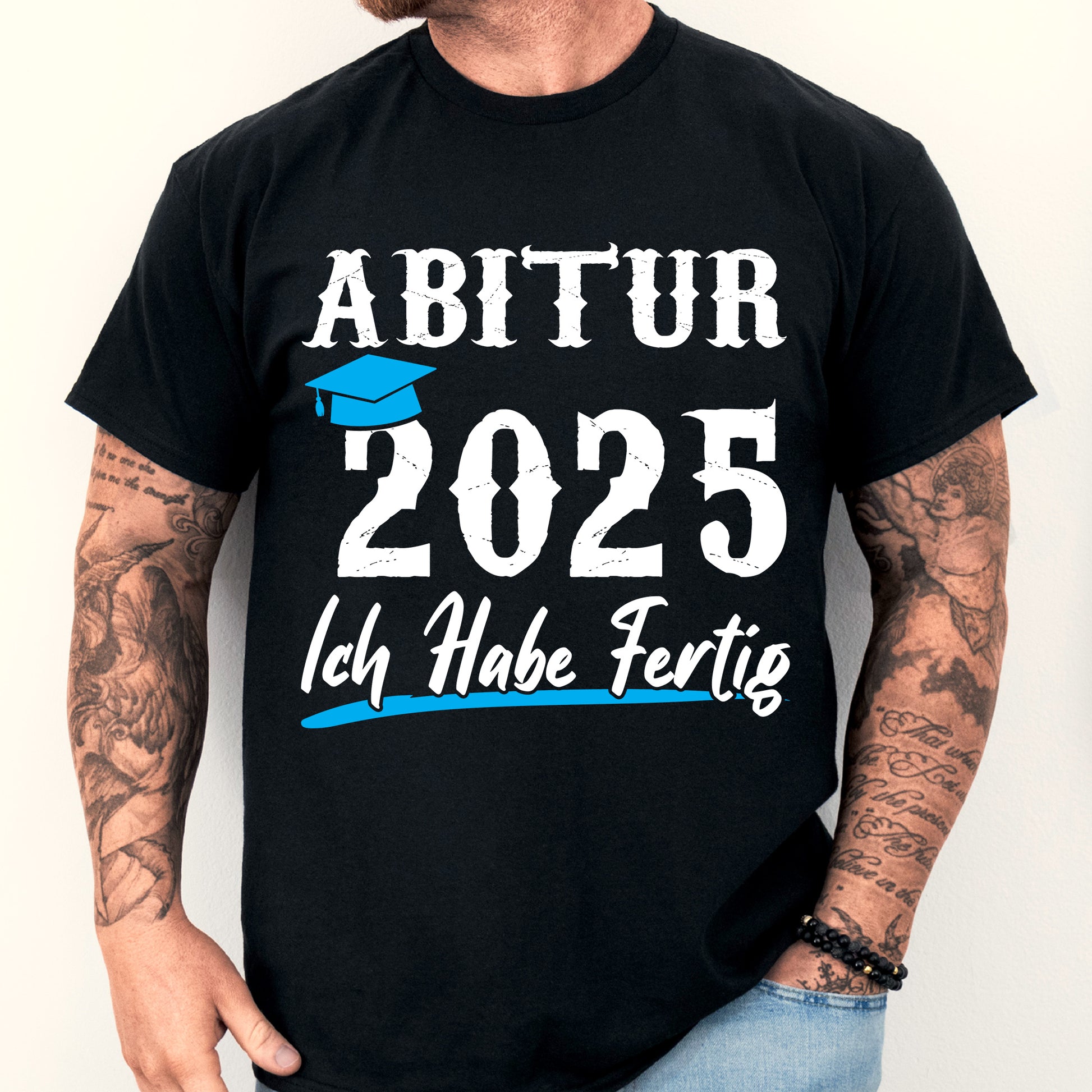 Mann trägt ein T-Shirt mit der Aufschrift "Studium Shirt | Abitur 2025 ich habe fertig Geschenk beendet".