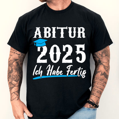 Mann trägt ein T-Shirt mit der Aufschrift "Studium Shirt | Abitur 2025 ich habe fertig Geschenk beendet".