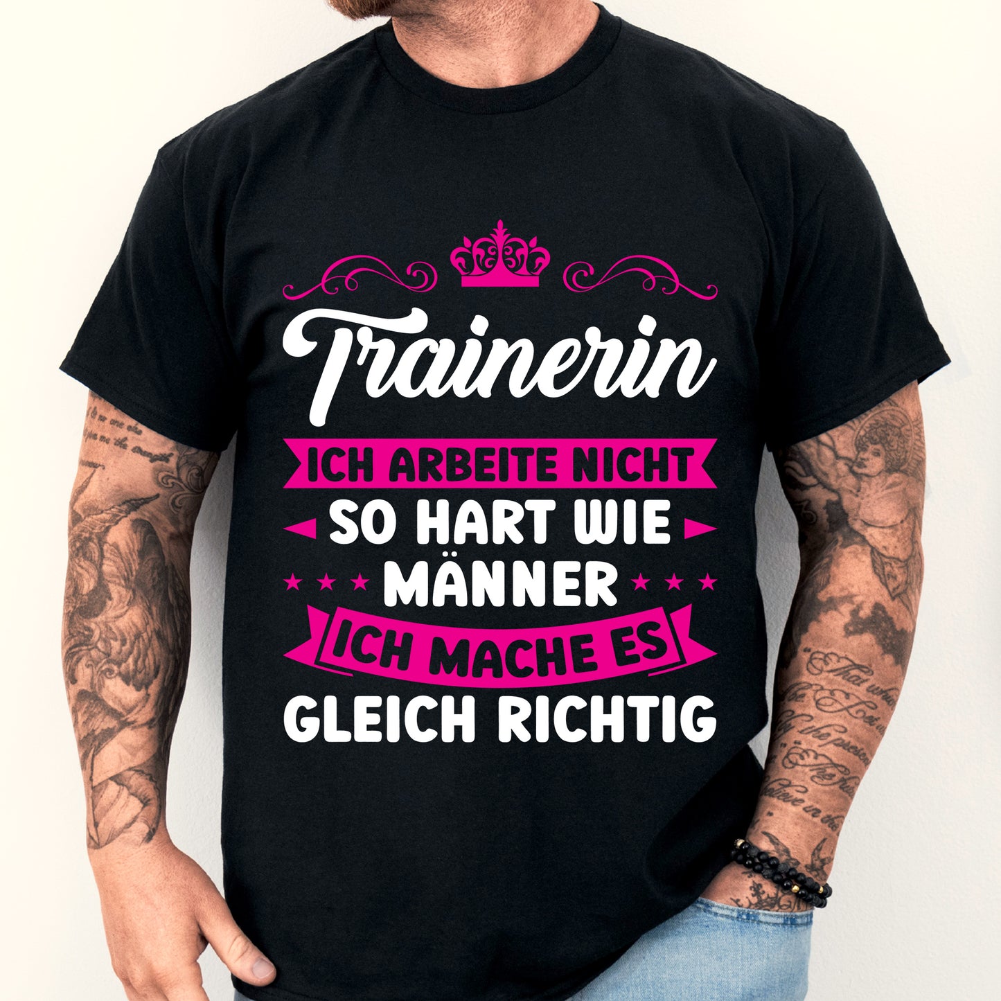 Design eines Trainerin-Shirts mit der Aufschrift "Ich arbeite nicht so hart wie Männer" als Geschenk für Sportbegeisterte, abgebildet ist ein Mann.