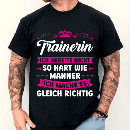 Design eines Trainerin-Shirts mit der Aufschrift "Ich arbeite nicht so hart wie Männer" als Geschenk für Sportbegeisterte, abgebildet ist ein Mann.