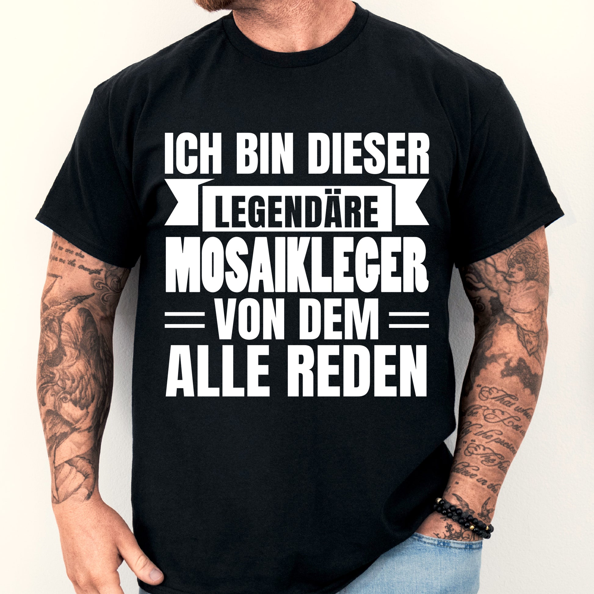 Mann trägt ein T-Shirt mit Mosaikleger-Design und legendärem Handwerker-Motiv.