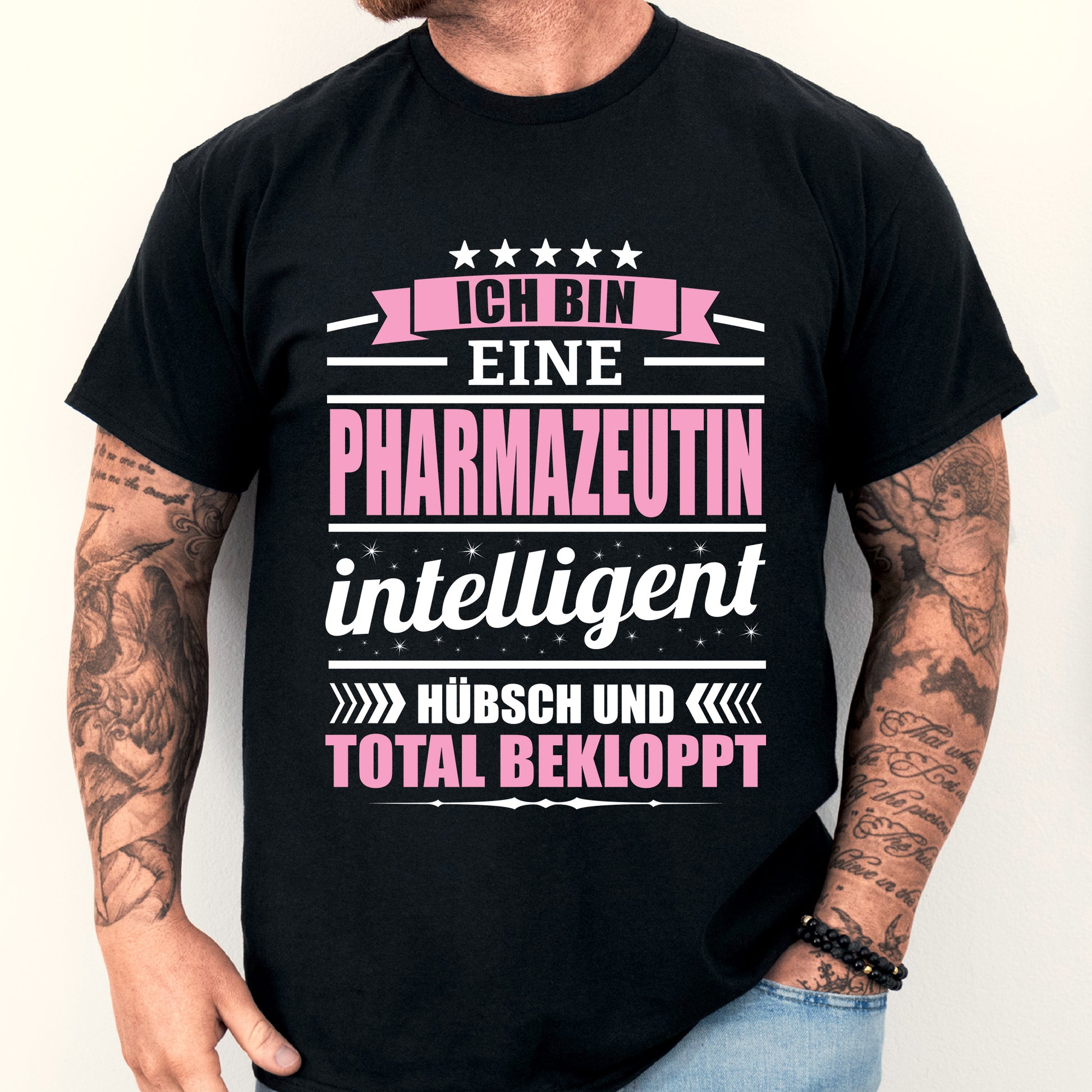 Design eines T-Shirts mit der Aufschrift "Pharmazfeutin Shirt | ich bin eine Geschenk PTA Frauenberuf", getragen von einem Mann.