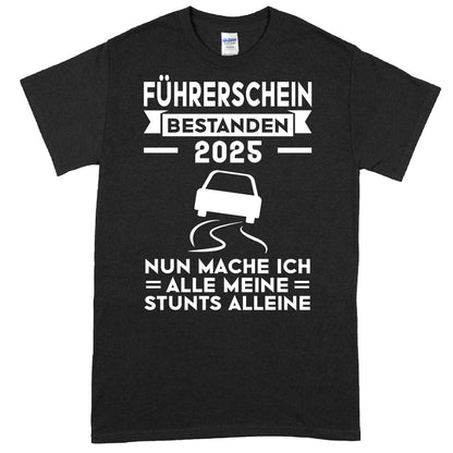 Design eines T-Shirts mit dem Text "Führerschein bestanden 2025, nun mache ich alle meine Stunts alleine", ideal als Geschenk zur bestandenen Prüfung.