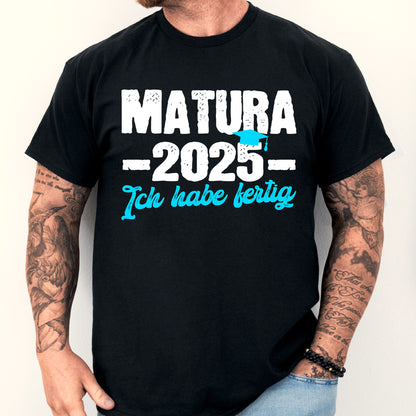 Design eines Matura-Shirts mit der Aufschrift "2025 ich habe fertig Maturabief" in stilisierter Schrift.
