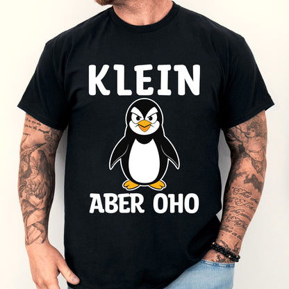 Design eines T-Shirts mit der Aufschrift "Klein aber oho" und einem stilisierten Mann.