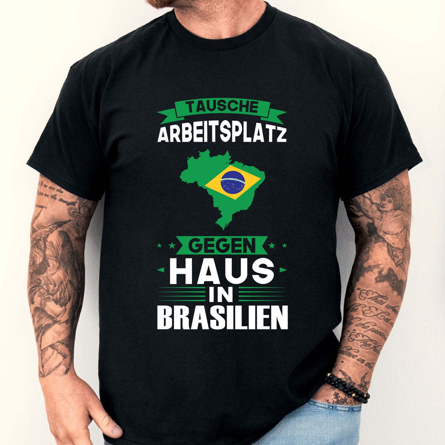 Mann trägt ein Brasilien-Shirt mit der Aufschrift "tausche Arbeitsplatz Geschenk Brasilisch".