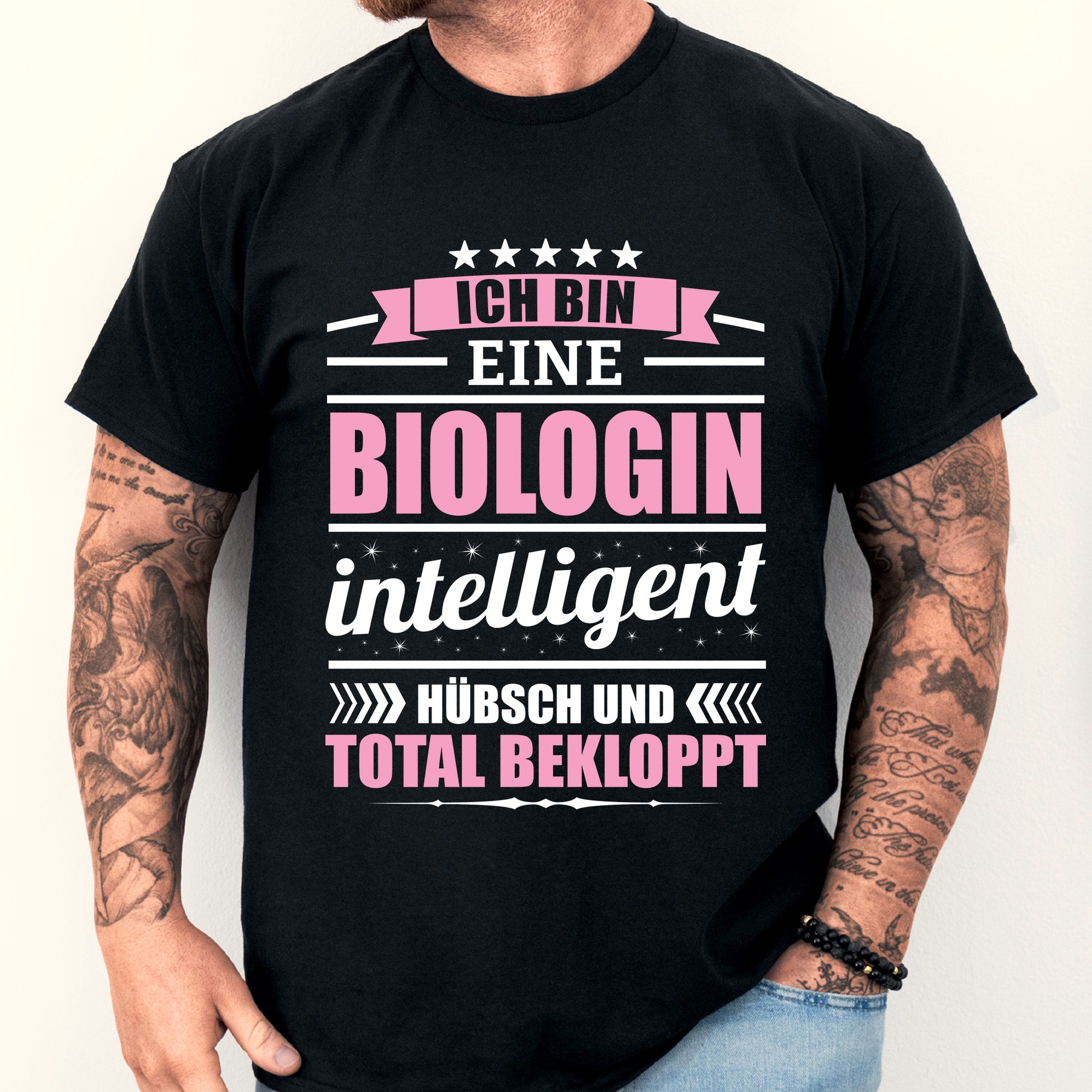 Mann trägt ein T-Shirt mit der Aufschrift "Biologin Shirt | ich bin eine Biologie Geschenk Frauenberuf".
