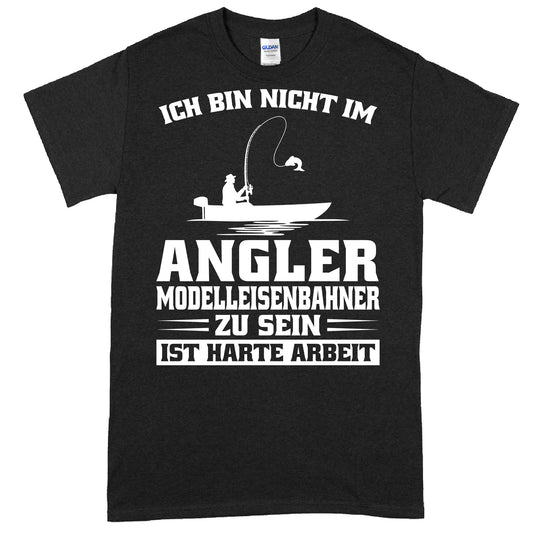 Design eines Angler-Shirts mit dem Text "Ich bin nicht im Modelleisenbahner zu sein, ist harte Arbeit" und einem Fischmotiv.