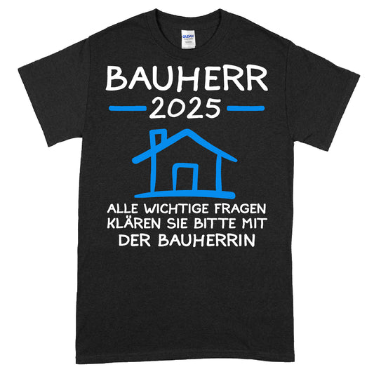Design eines T-Shirts mit dem Text "Bauherr T-shirt | 2025 alle wichtige Fragen klären sie bitte mit der Bauherrin Bauen Traum Haus Shirt" in moderner Schrift.