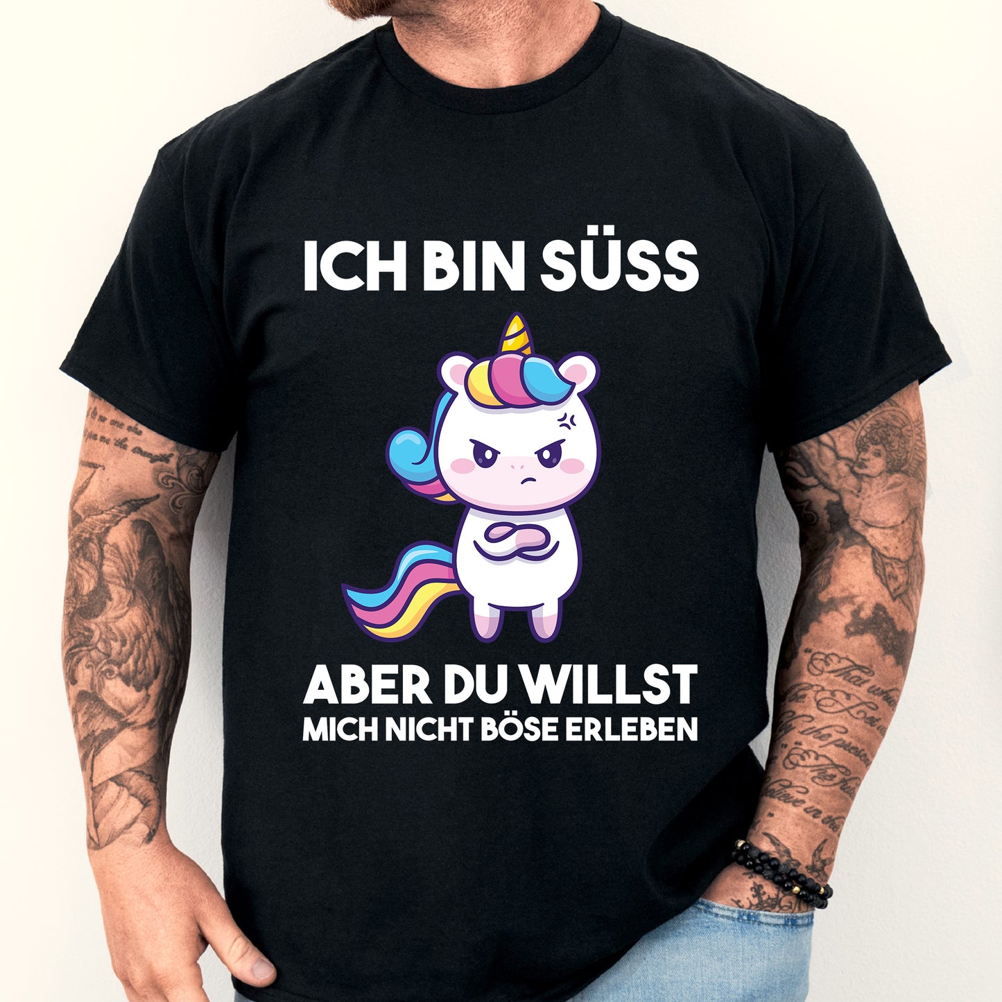 Design eines Shirts mit der Aufschrift "Ich bin süss, aber du willst mich nicht böse" und einem abgebildeten Mann.
