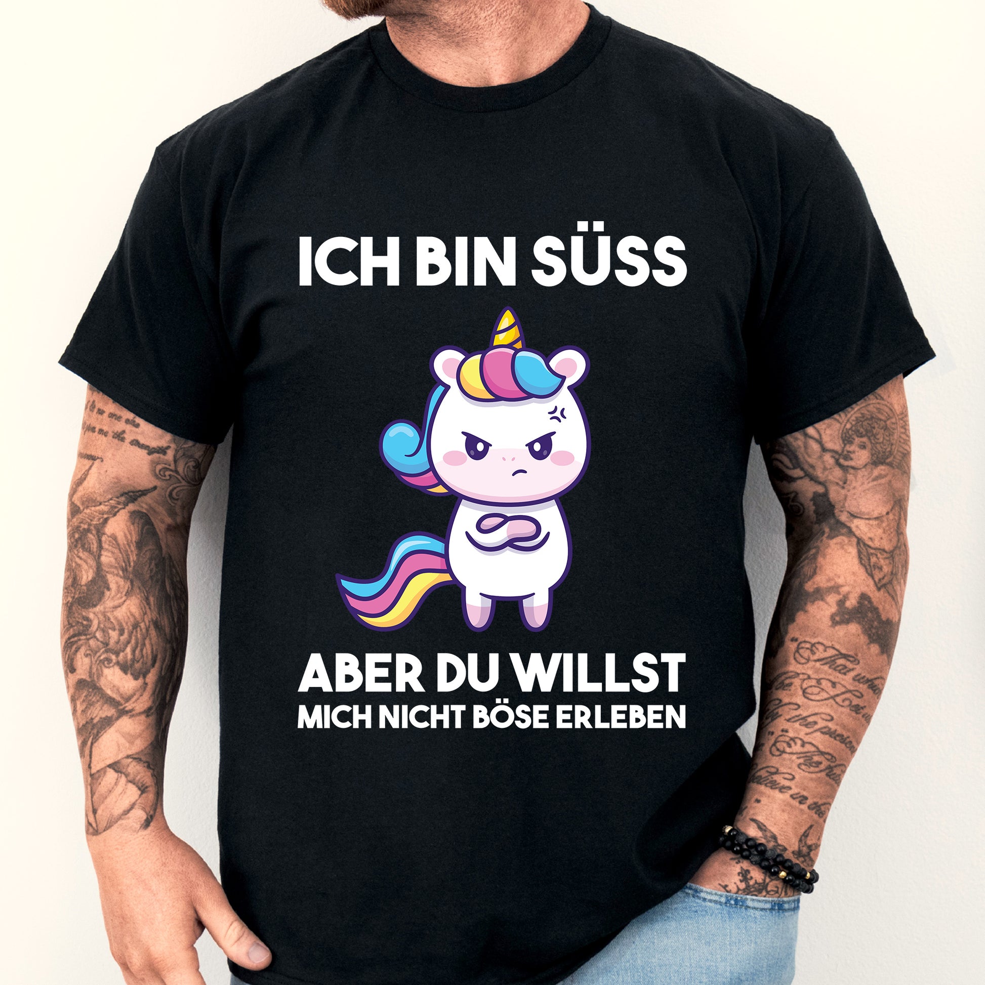 Design eines Shirts mit der Aufschrift "Ich bin süss, aber du willst mich nicht böse" und einem abgebildeten Mann.