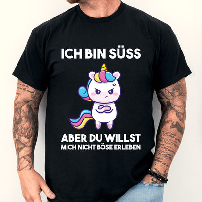 Design eines Shirts mit der Aufschrift "Ich bin süss, aber du willst mich nicht böse" und einem abgebildeten Mann.