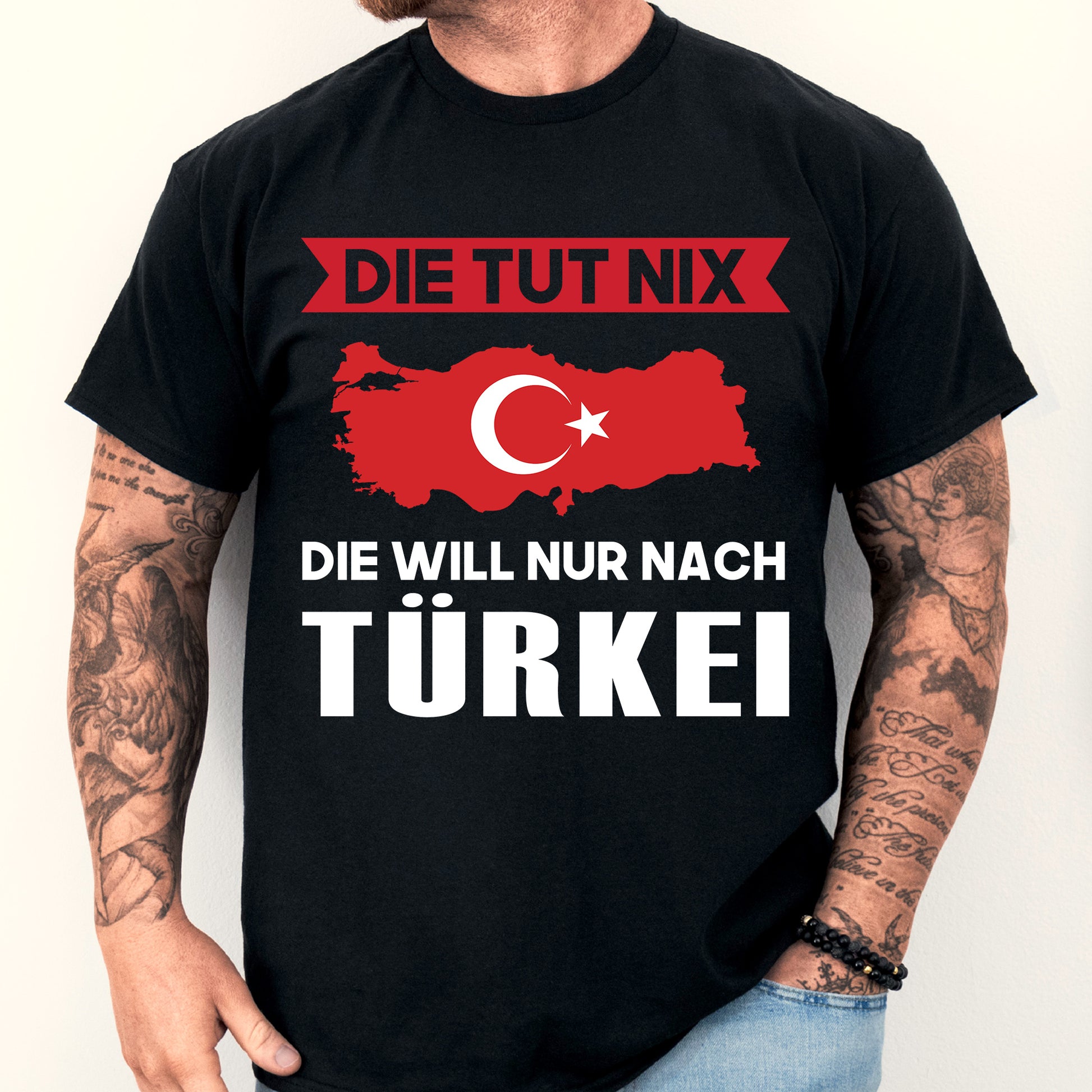 Mann trägt ein T-Shirt mit der Aufschrift "Türkei Shirt | Die tut nix Türkisch Geschenk".