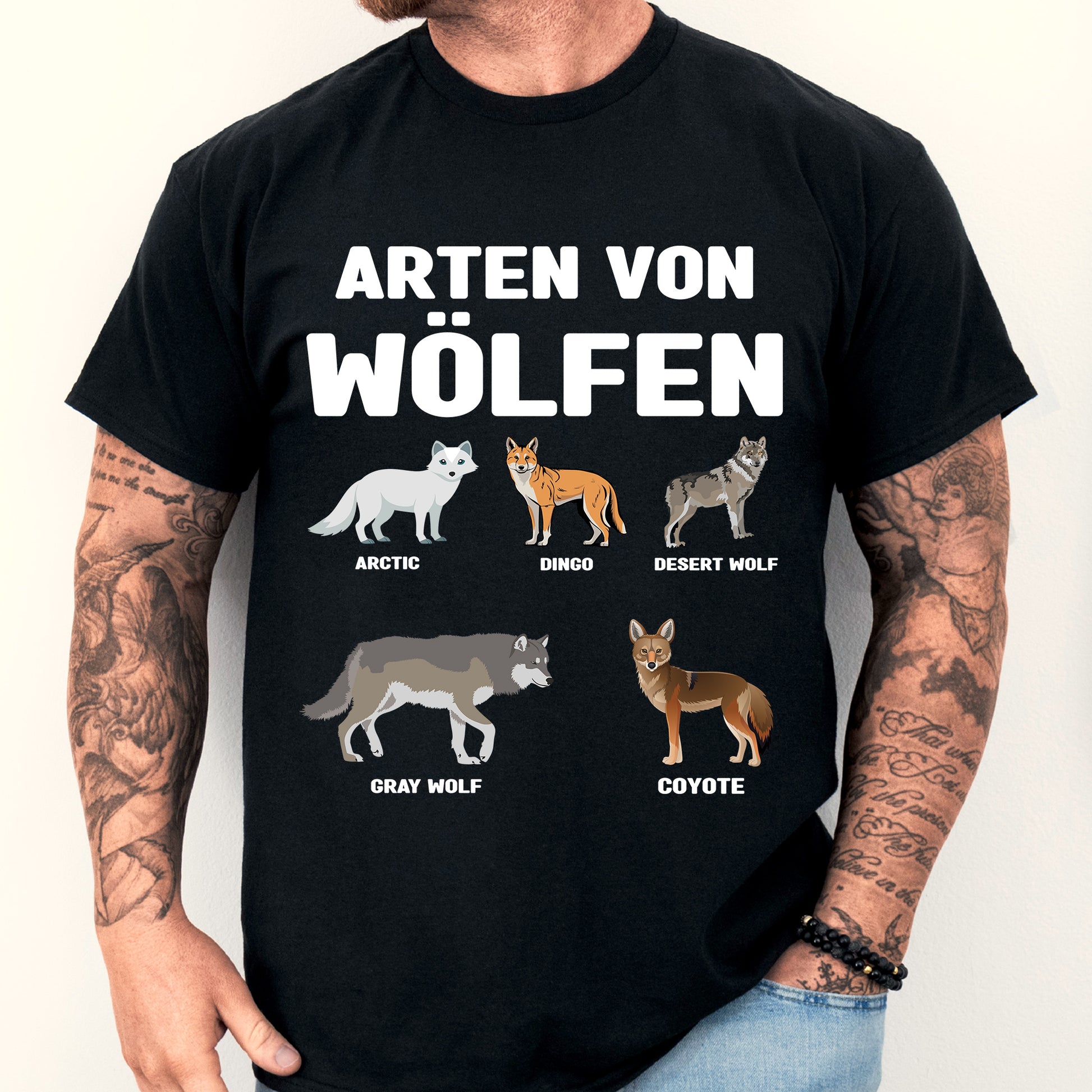 Mann trägt ein T-Shirt mit Wolfsmotiv im Wald.