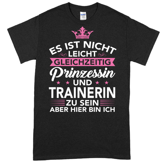 Design eines T-Shirts mit der Aufschrift "Es ist nicht leicht, gleichzeitig Prinzessin und Trainerin zu sein", ideal als Geschenk für sportbegeisterte Frauen.