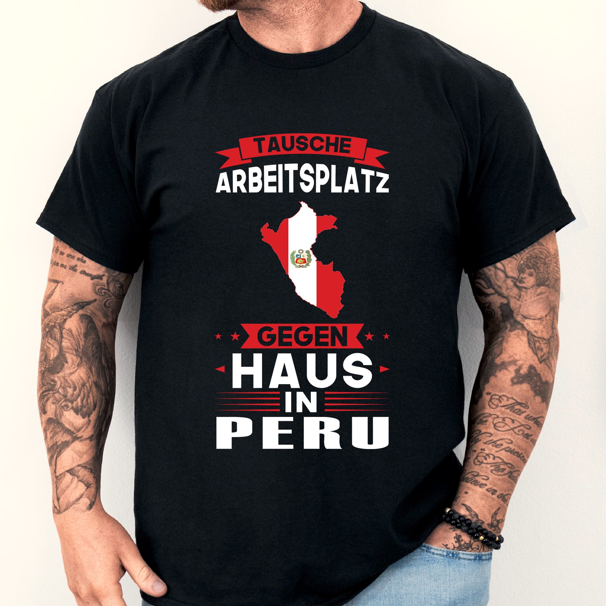 Mann trägt ein T-Shirt mit der Aufschrift "Peru Shirt | tausche Arbeitsplatz Geschenk Peruanisch" und einem stilisierten Design.