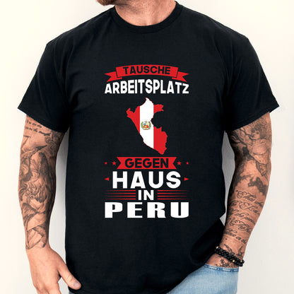 Mann trägt ein T-Shirt mit der Aufschrift "Peru Shirt | tausche Arbeitsplatz Geschenk Peruanisch" und einem stilisierten Design.
