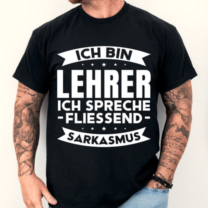 Mann trägt ein humorvolles Lehrer-Shirt mit der Aufschrift "Ich spreche fließend Sarkasmus", ideal als Geschenk für Lehrer und Lehrerinnen.