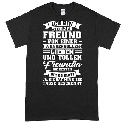 Design eines Shirts mit der Aufschrift "Ich bin stolz auf meine tolle Freundin" und einer Tasse als Symbol für Freundschaft und Geschenkideen.