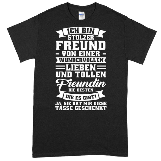 Design eines Shirts mit der Aufschrift "Ich bin stolz auf meine tolle Freundin" und einer Tasse als Symbol für Freundschaft und Geschenkideen.