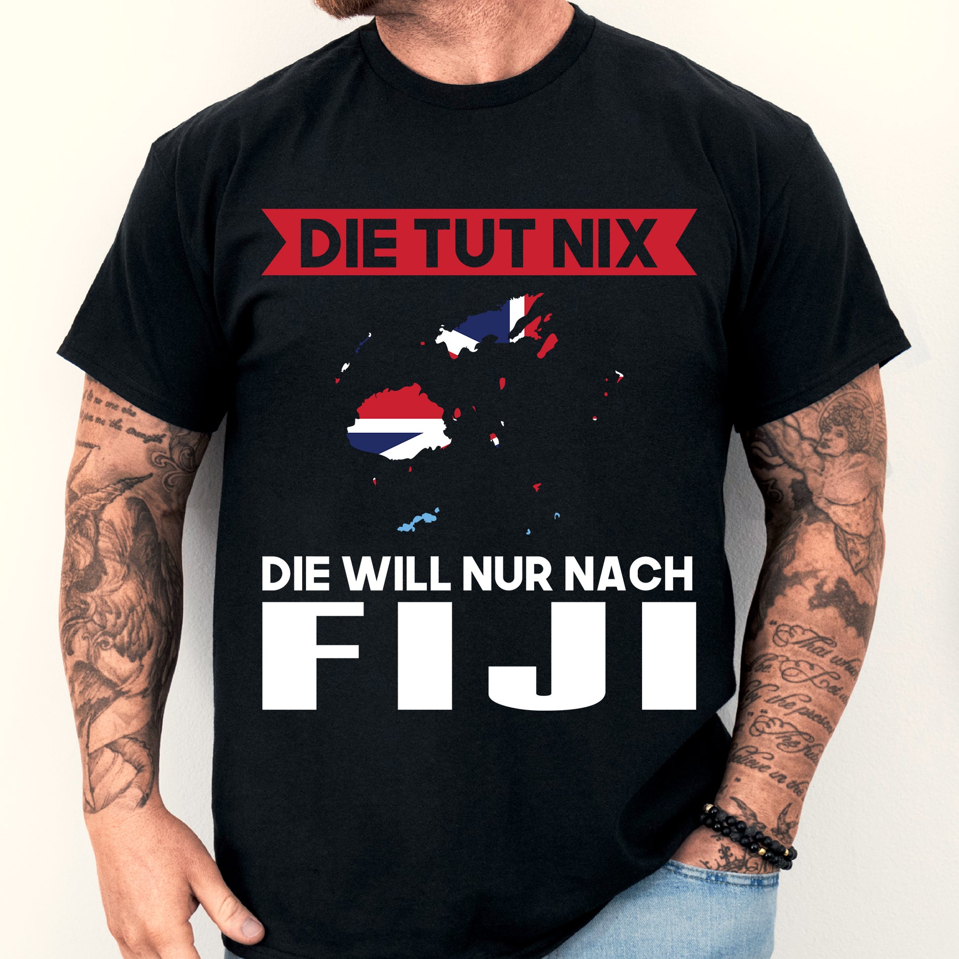 Mann trägt ein Fiji-Shirt mit der Aufschrift "Die tut nix Geschenk Fidschianisch".