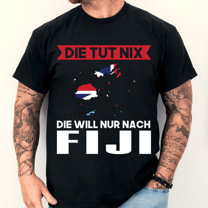 Mann trägt ein Fiji-Shirt mit der Aufschrift "Die tut nix Geschenk Fidschianisch".