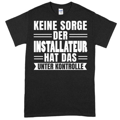 Installateur-Shirt mit der Aufschrift "hat das unter Kontrolle", ideales Geschenk für Handwerker.