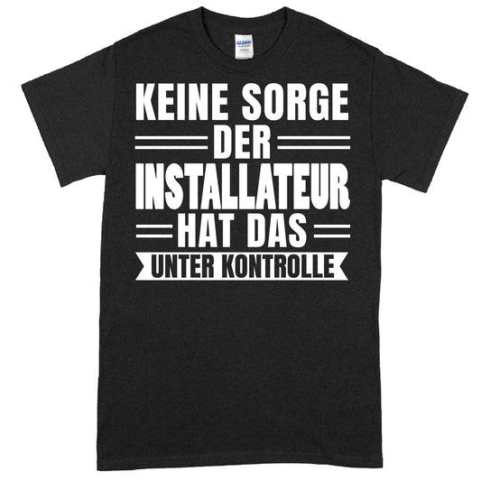 Installateur-Shirt mit der Aufschrift "hat das unter Kontrolle", ideales Geschenk für Handwerker.
