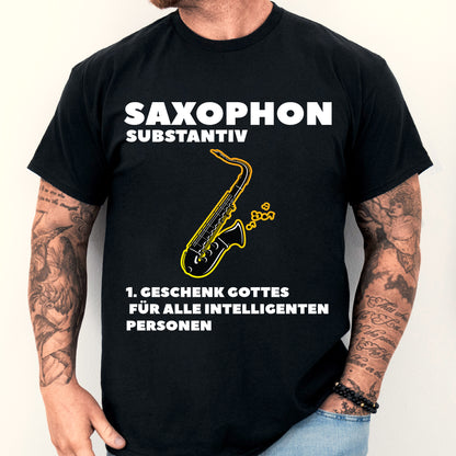Mann trägt ein T-Shirt mit Saxophon-Design, ideal als Geschenk für Musikliebhaber und intelligente Personen.