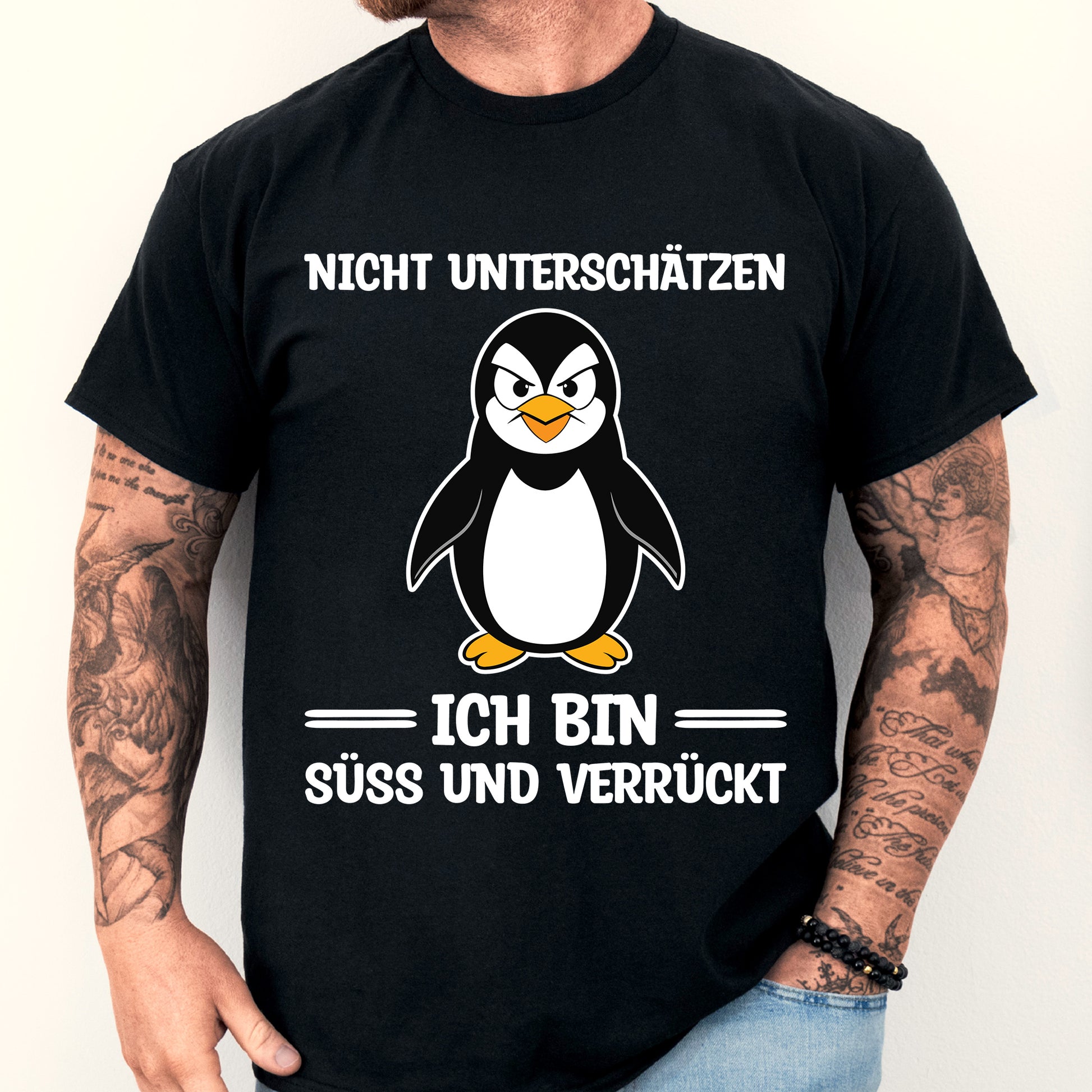 Mann trägt ein T-Shirt mit dem Aufdruck "Klein Shirt | nicht unterschätzen ich bin süss und verrückt Süss Geschenk Böösse".
