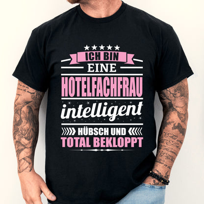 Design eines Shirts mit der Aufschrift "Hotelfachfrau Shirt | ich bin eine Geschenk Hotel Frauenberuf" und einem Mann als Motiv.