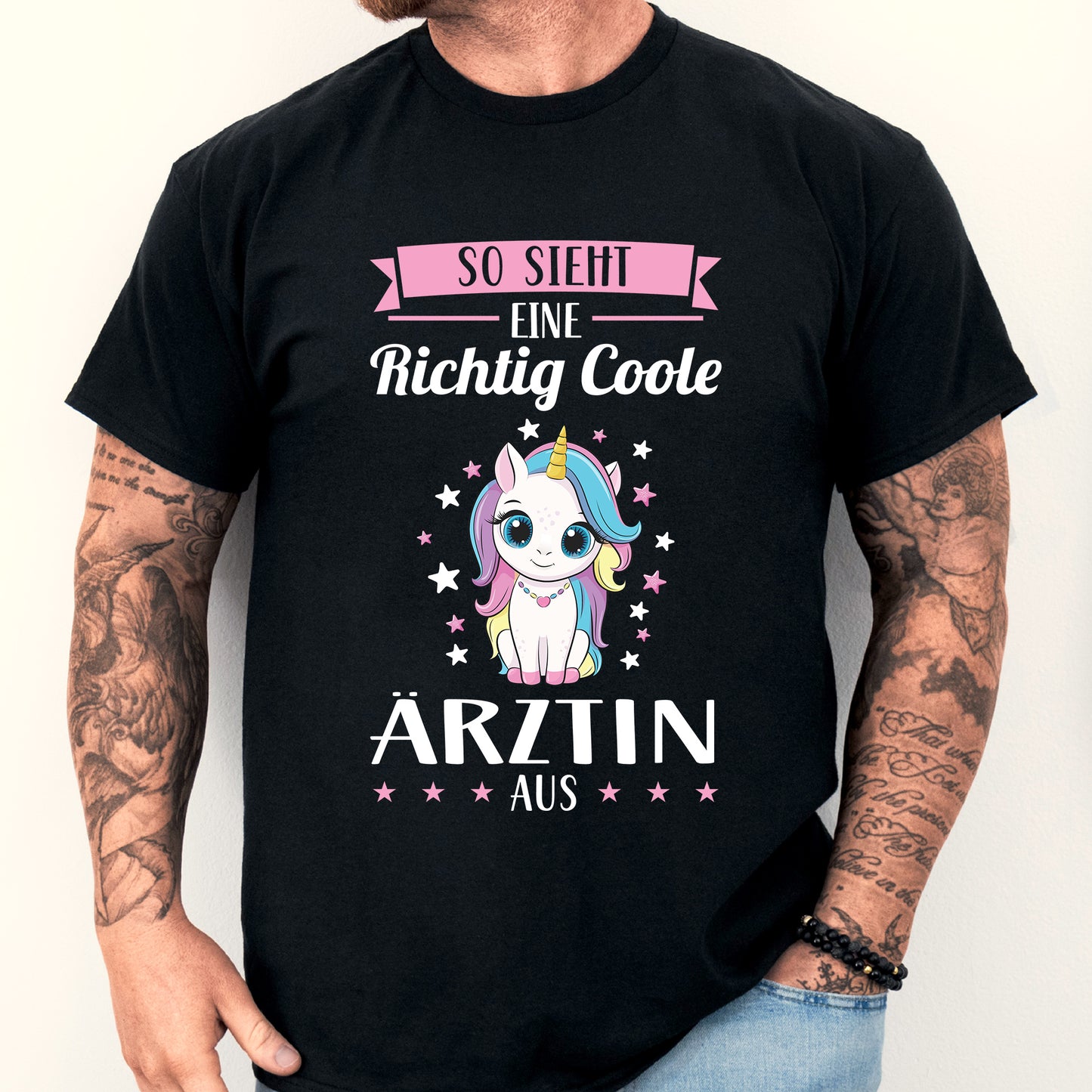 Design eines Shirts mit der Aufschrift 'Ärztin Shirt | richtige coole Therapeutin Geschenk', abgebildet auf einem Mann.