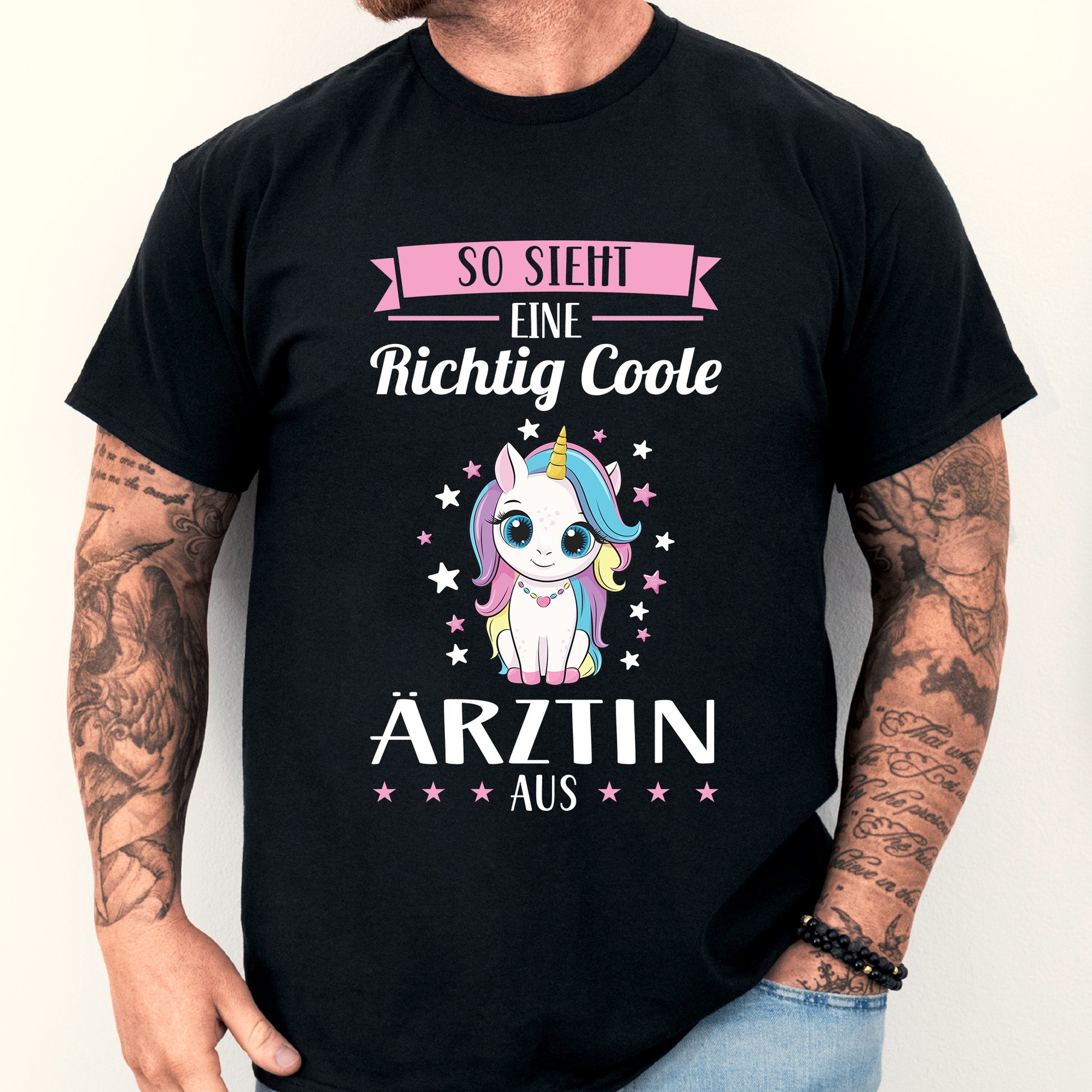 Design eines Shirts mit der Aufschrift 'Ärztin Shirt | richtige coole Therapeutin Geschenk', abgebildet auf einem Mann.