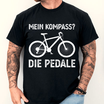 Design eines T-Shirts mit der Aufschrift 'Rad Shirt | mein Kompass die Pedale Fahrrad Geschenk Fahrräder Räder', getragen von einem Mann.