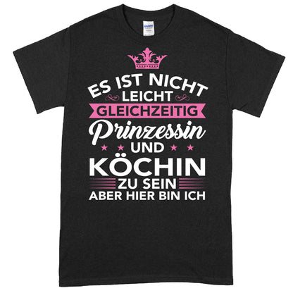 Design eines T-Shirts mit dem Text "Es ist nicht leicht gleichzeitig Prinzessin und Koch zu sein", verziert mit Kochutensilien und einer Krone.
