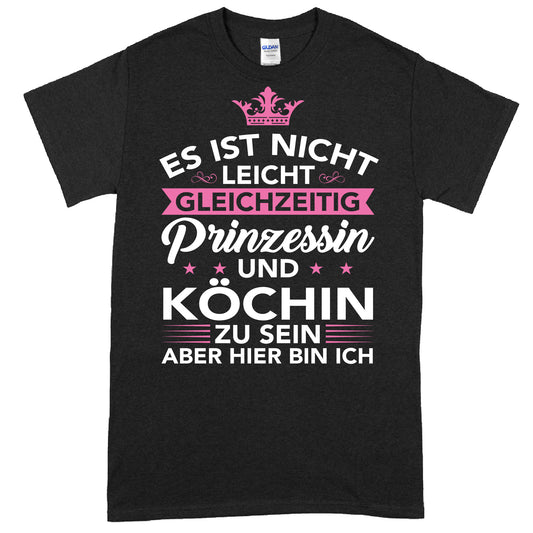 Design eines T-Shirts mit dem Text "Es ist nicht leicht gleichzeitig Prinzessin und Koch zu sein", verziert mit Kochutensilien und einer Krone.