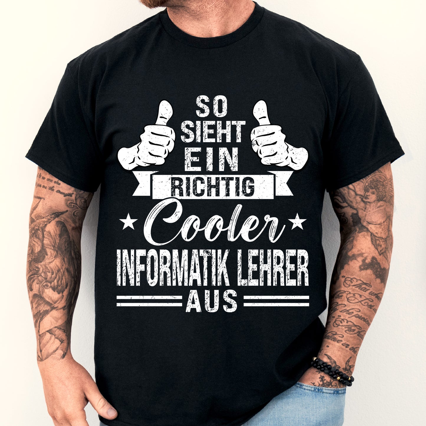 Mann trägt ein T-Shirt mit der Aufschrift "Informatik Lehrer | richtig cooler Geschenk Lehrerin".