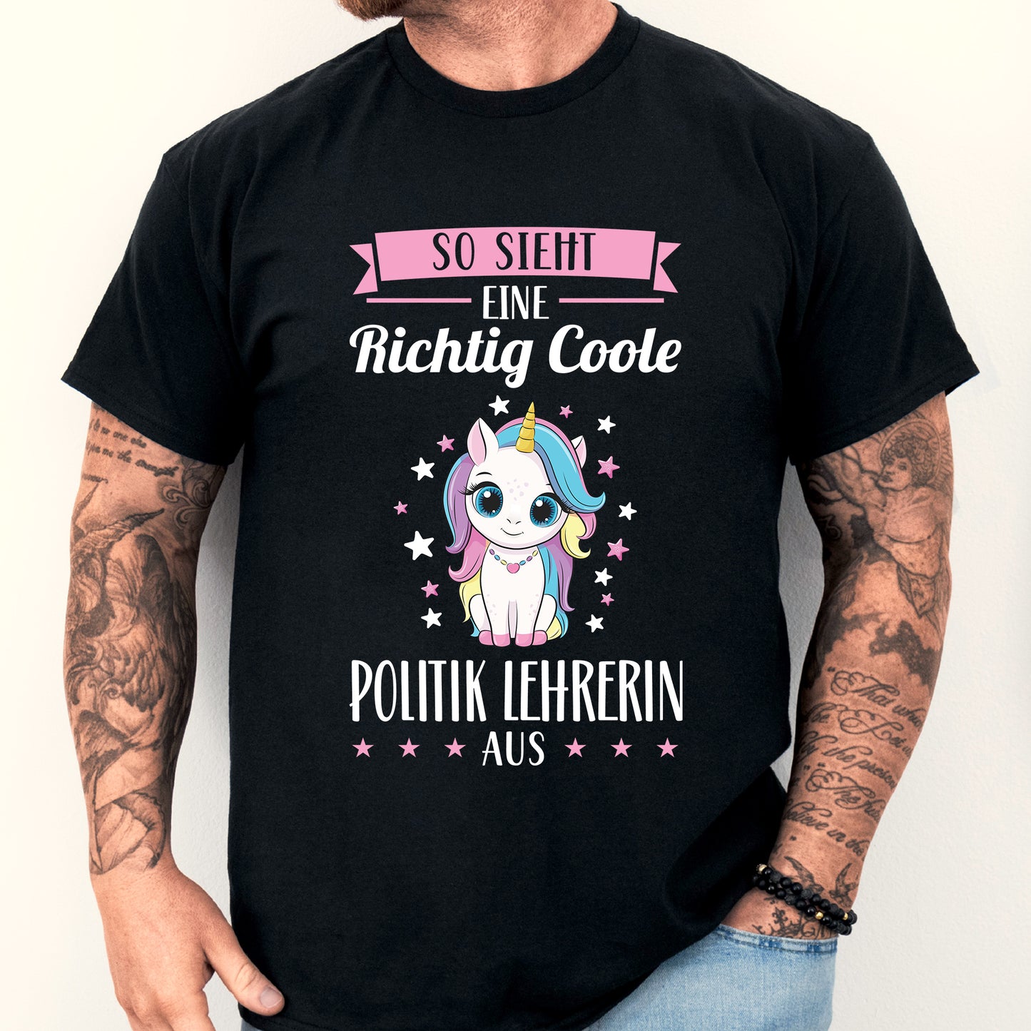 Mann trägt ein T-Shirt mit der Aufschrift "Politik Lehrerin Shirt | richtige coole Geschenk Lehrer".