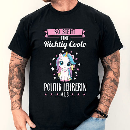 Mann trägt ein T-Shirt mit der Aufschrift "Politik Lehrerin Shirt | richtige coole Geschenk Lehrer".