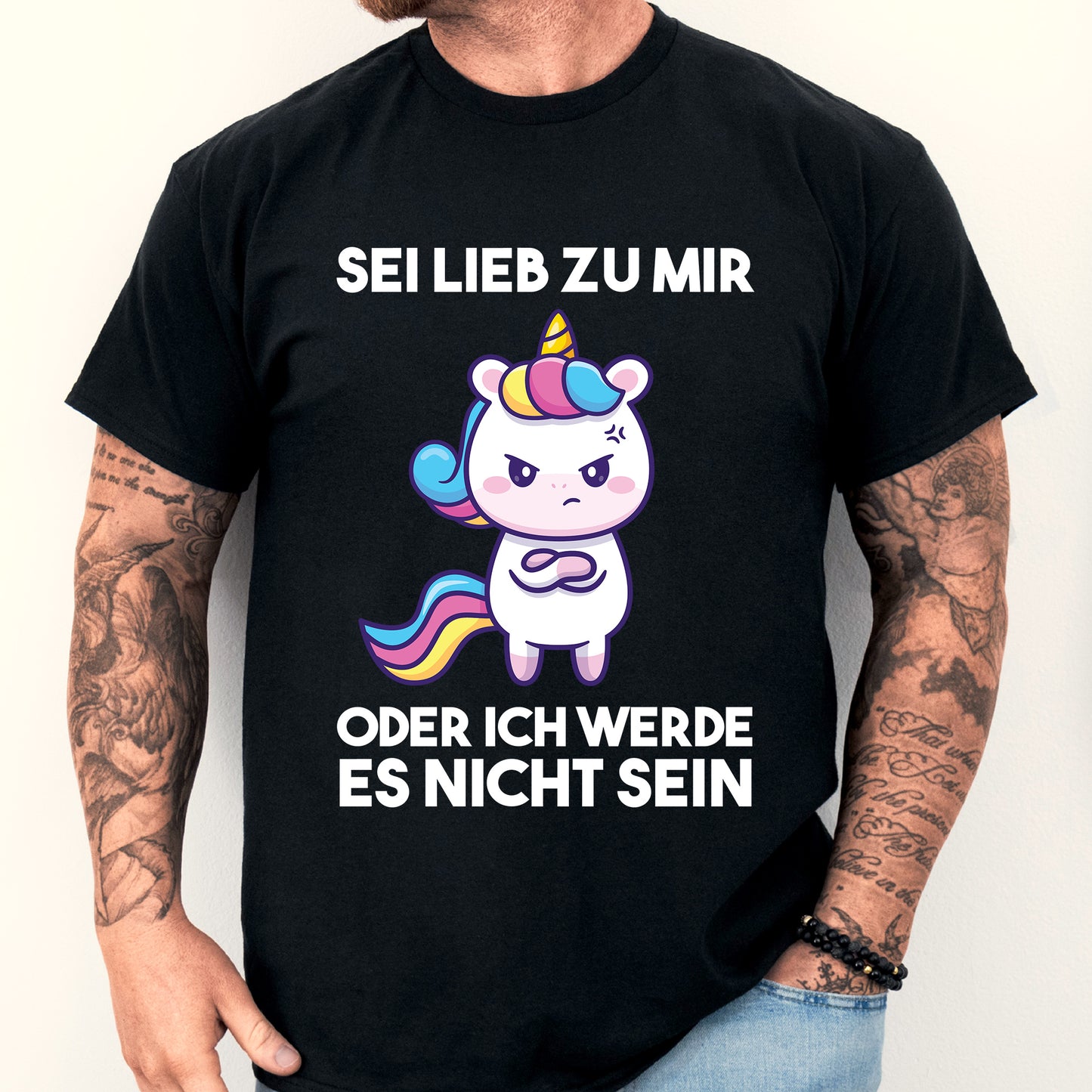 Mann trägt ein T-Shirt mit der Aufschrift "sei lieb zu mir Süss Geschenk Böösse".