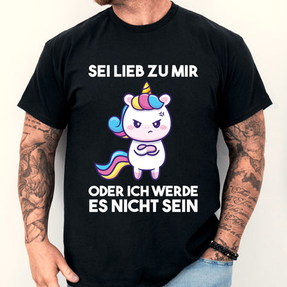 Mann trägt ein T-Shirt mit der Aufschrift "sei lieb zu mir Süss Geschenk Böösse".