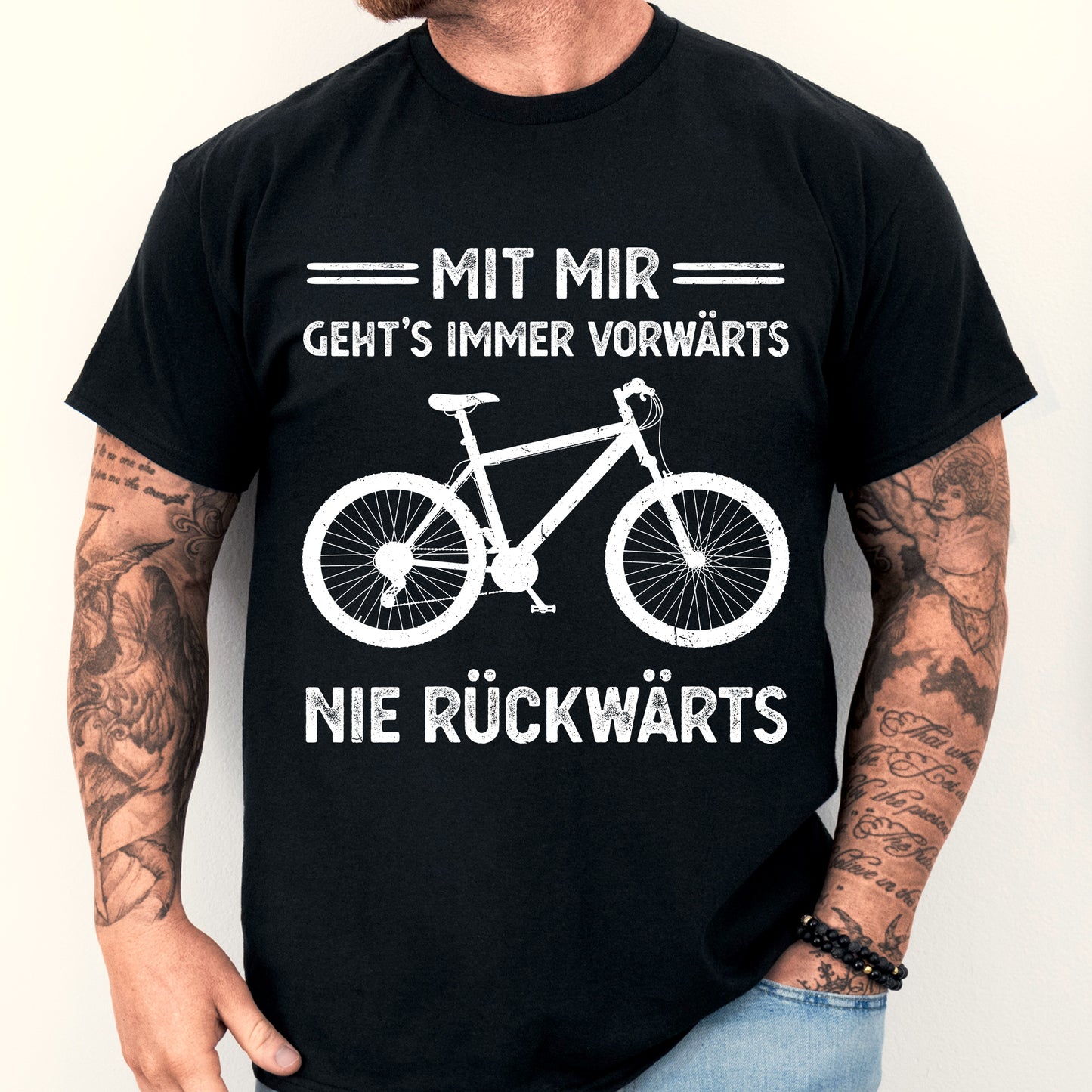Mann trägt ein T-Shirt mit Fahrrad-Design und dem Spruch "mit mir gehts immer vorwärts nie rückwärts"