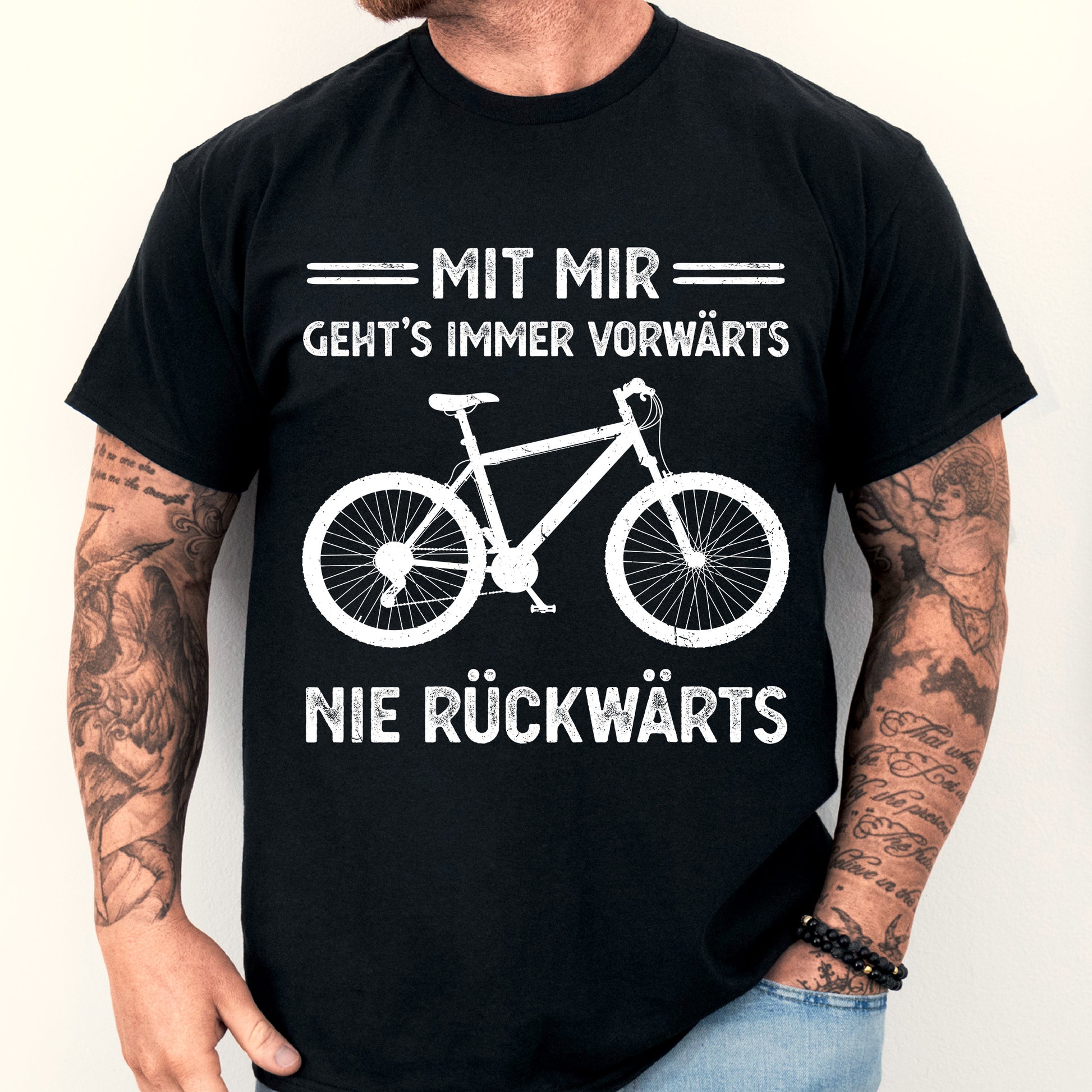 Mann trägt ein T-Shirt mit Fahrrad-Design und dem Spruch "mit mir gehts immer vorwärts nie rückwärts"