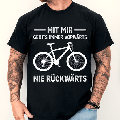 Mann trägt ein T-Shirt mit Fahrrad-Design und dem Spruch "mit mir gehts immer vorwärts nie rückwärts"