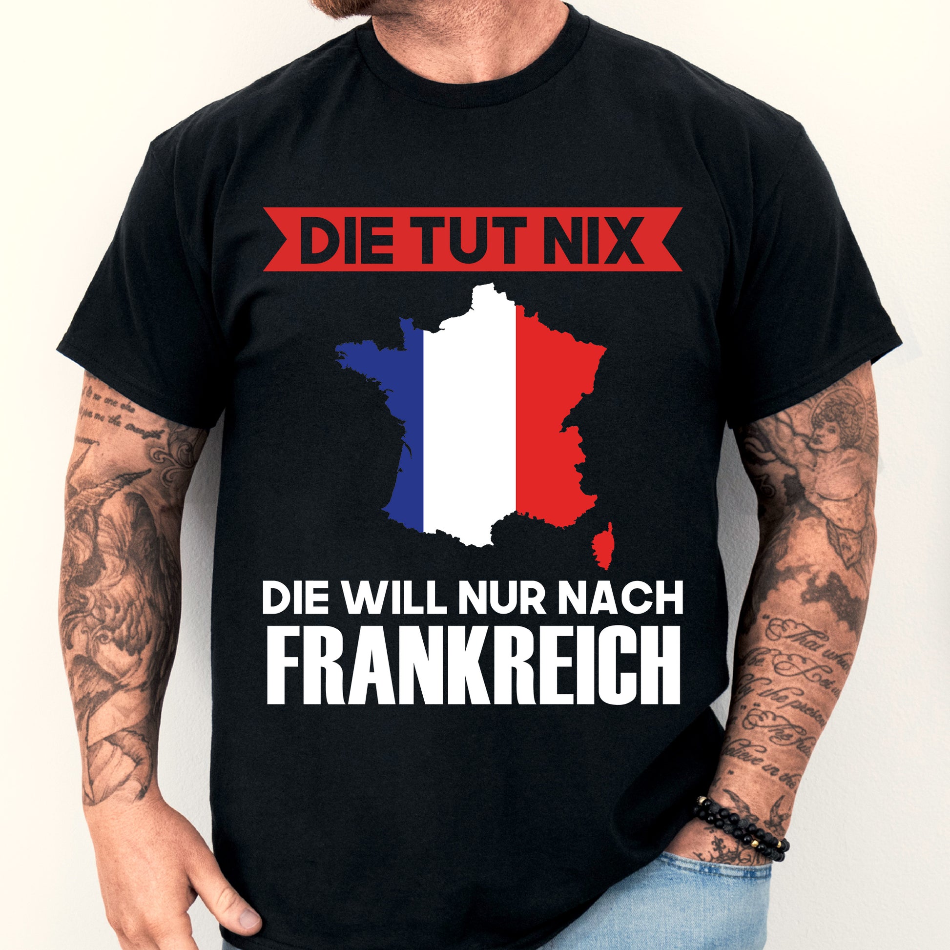 Mann trägt ein T-Shirt mit der Aufschrift "Frankreich Shirt | Die tut nix Französich Geschenk Französischen".
