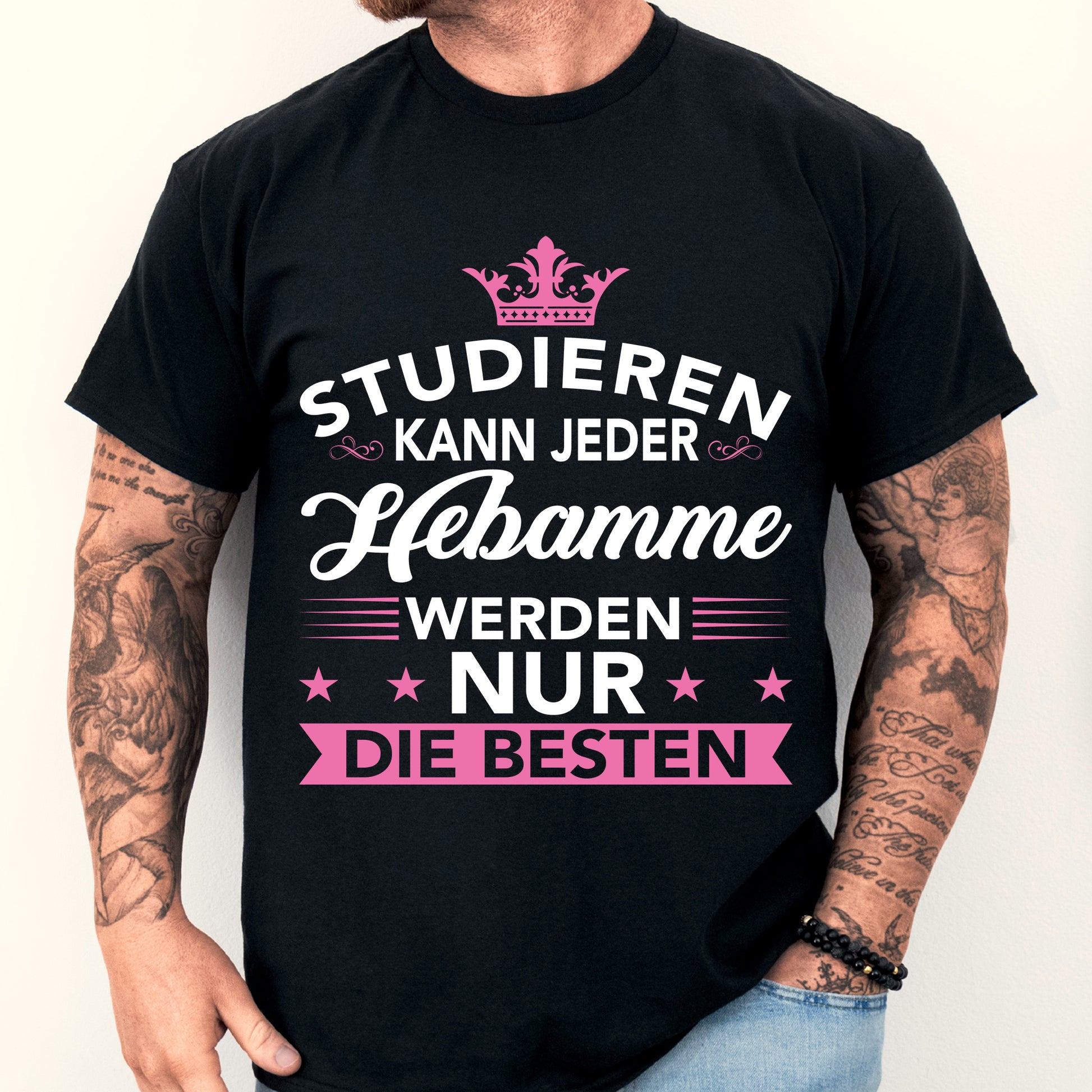 Hebamme Shirt mit einem stilisierten Mann als Motiv, ideal als Geschenk zur Geburt eines Kindes.