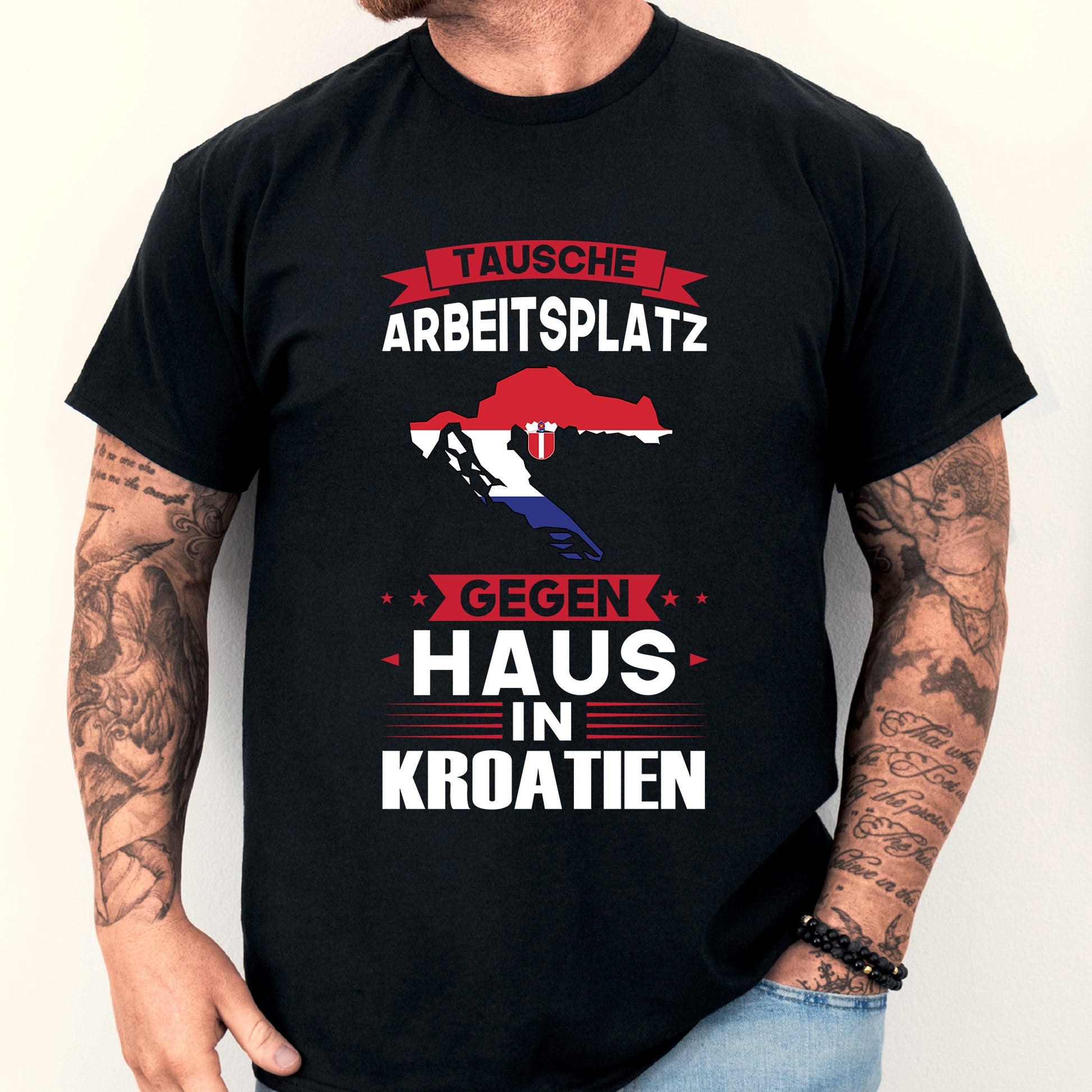 Mann trägt ein T-Shirt mit kroatischer Flagge und dem Text "tausche Arbeitsplatz Geschenk".