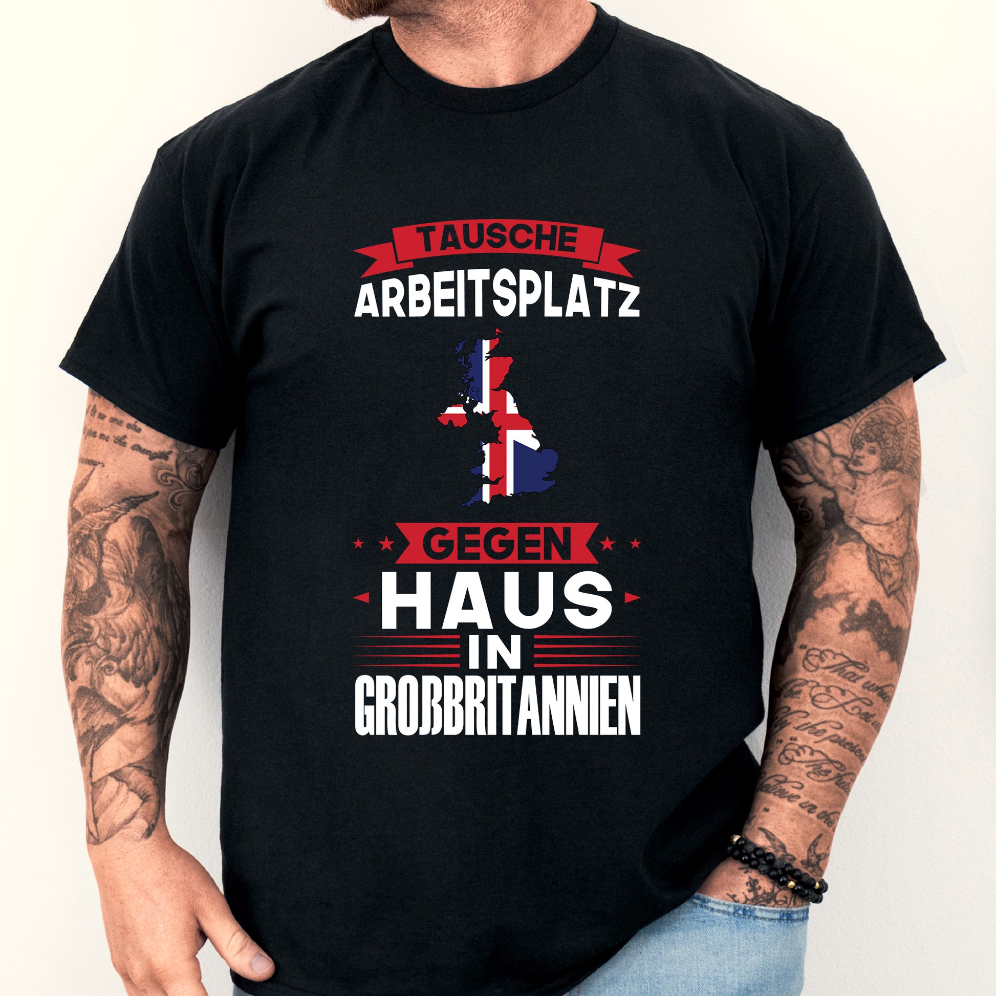 Mann trägt ein T-Shirt mit der Aufschrift "Grossbritannien Shirt | tausche Arbeitsplatz Englisch Geschenk Grossbritannien Englisch".